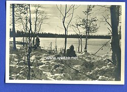 Waffen-SS - Propaganda-Postkarte - " Kampf der SS-Gebirgsdivision ' Nord ' in Karelien " - Gut getarnt auf Posten vor dem Feind
