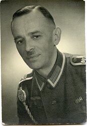 Portraitfoto eines Unteroffiziers mit Schützenschnur und Regimentszahlen "607" auf den Schulterklappen