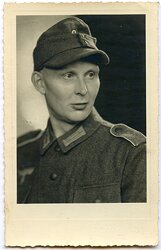 Fotoportrait eines Angehörigen der Infanterie mit Feldmütze