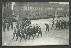 Foto, Marine Traditionsverband schreitet die Front vor Paul von Hindenburg ab