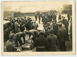 Wehrmacht Foto, Essen für Gefangene Französische Soldaten