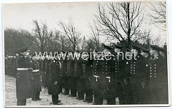 Foto, Erich Raeder schreitet die Front von Angehörigen der Kriegsmarine ab