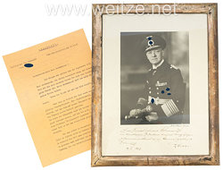 Großer Geschenk-Silberrahmen mit Portraitfoto von Großadmiral Raeder an General der Infanterie Rudolf Schmundt als Chefadjutant beim Führer, 1943