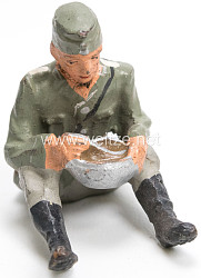 Lineol - Heer Lagerleben - Soldat mit Schiffchen sitzend essend