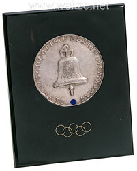 XI. Olympischen Spiele 1936 Berlin - silberne Erinnerungsmedaille im Bakelitständer für den Schreibtisch