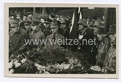 Allgemeine-SS Foto, SS-Fahnenträger bei einer Begräbnisfeier eines Kameraden
