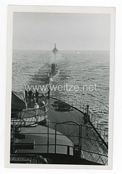 Kriegsmarine Foto, U-Boot wird durch das Eis geschleppt