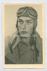 Luftwaffe Portraitfoto, Soldat im Fliegeroverall mit Kopfhaube für Flugzeugbesatzungen / Sommeroverall