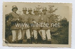 Weimarer Republik Foto, Soldaten mit M18 Stahlhelm und MG13 Bandolier für Magazine 