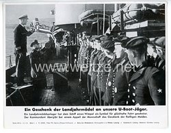 III. Reich - gedrucktes Pressefoto " Ein Geschenk der Landjahrmädel an unsere U-Boot - Jäger " 3.3.1941