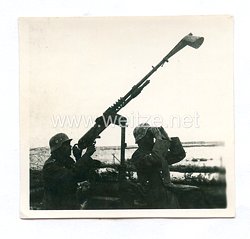 Waffen-SS Foto, Oberwachtmeister einer SS-Polizei-Division an einem Flakgeschütz