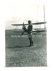 Luftwaffe Foto, Unteroffizier vor einem Schulungsflugzeug