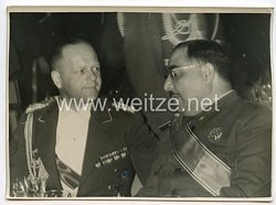 Luftwaffe Pressefoto: Generaloberst Milch im Gespräch mit dem spanischem General Aranda im Haus der Flieger
