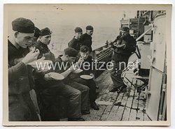 Kriegsmarine Pressefoto: Die Mahlzeit wird an Deck eingenommen 15.11.1940