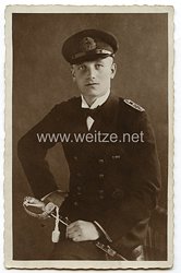 Foto Weimarer Republik: Portepeeunteroffizier der Reichsmarine mit U-Bootkriegsabzeichen und Marinesäbel