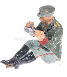 Elastolin - Heer Lagerleben - Soldat mit Schirmmütze sitzend essend