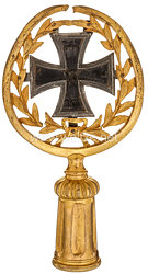 Preußen Fahnenspitze für Bataillonsfahnen mit dem Großkreuz des Eisernen Kreuzes 1870