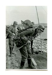 Wehrmacht Heer Foto, Funker mit Kabeltrommel