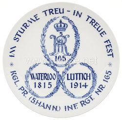 Ehrenschale aus Meißner Porzellan des "Königlich Preußischen (5. Hann.) Infanterie Regiment Nr. 154 - Im Sturme Treu - in Treue fest - Waterloo 1815 - Lüttich 1914"