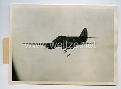 Luftwaffe Pressefoto: Über dem Ziel werden die Bombenschächte des rumänischen Bombers geöffnet 2.2.1943
