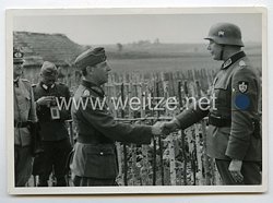 Wehrmacht Heer Pressefoto, General und Ritterkreuzträger bei der Truppe