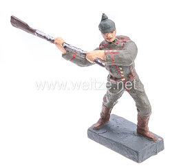 Lineol - 1. Weltkrieg Preussen Soldat mit Pickelhaube mit Gewehr schlagend 