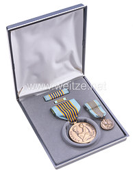 USA - Air Force Airmans Medal in Case with Miniature, Lapel Pin and Ribbon Bar 