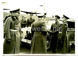 Luftwaffe Pressefoto: Gauleiter Dr. phil. Alfred Meyer (Gau Westfalen-Nord) besucht einen Flugplatz der Luftwaffe 