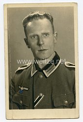 Wehrmacht Heer Portraitfoto, Feldwebel mit Kriegsverdienstkreuz-Band 1943