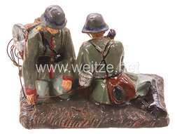 Elastolin - Heer 2 Nachrichtensoldaten sitzend mit Feldtelefon und Kabeltrommel auf dem Rücken