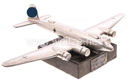 Luftwaffe - Flugzeugmodell einer Focke-Wulf FW 200 „Condor“ als Schreibtischdekoration