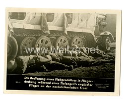 III. Reich Aushangsfoto der Deutschen Wochenschau: " Die Bedienung eines Flakgeschützes in Fliegerdeckung während eines Tiefangriffs englischer Flieger an der nordafrikanischen Front "