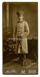 Preußen 1. Weltkrieg Kabinettfoto eines Offiziers in einem Infanterie-Regiment in kleinem Rock und Mantel 