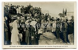 Deutsches Reich 1871-1918 Postkarte "Der Kaiser, die Kaiserin und Prinzessin Viktoria Luise bei den neuesten Ausgrabungen auf Korfu"