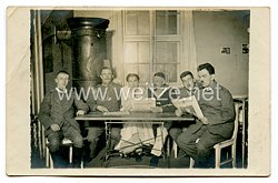 Deutsches Reich 1. Weltkrieg Fotopostkarte Soldaten beim Zeitung lesen in Küche