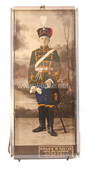 Preußen Gerahmte teilkolorierte Fotografie eines Husaren im Magdeburgischen Husaren-Regiment Nr. 10