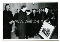 Hitlerjugend Foto, HJ-Junge präsentiert ein Klassenfoto