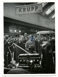 III. Reich Pressefoto, Adolf Hitler besucht eine Autoausstellung
