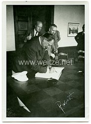 Luftwaffe Pressefoto, Hermann Göring verewigt sich in einem Buch