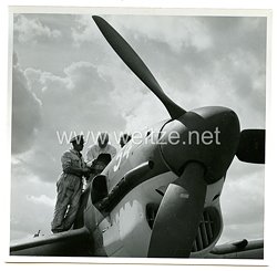 Luftwaffe Pressefoto, Rückkehr des Einfliegers nach dem Erprobungsflug Flugkapitän Konrad Beyer