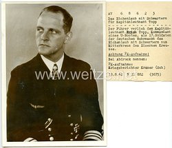 Kriegsmarine Pressefoto, Das Eichenlaub mit Schwertern für Kapitänleutnant Topp 18.8.1942
