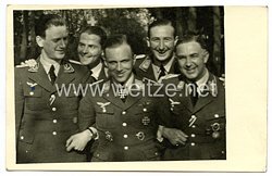 Luftwaffe Foto, Oberleutnant und Ritterkreuzträger mit seinen Kameraden 1943