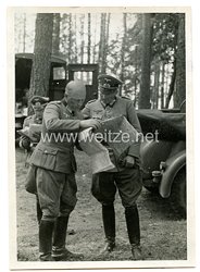 Wehrmacht Heer Foto, General und Ritterkreuzträger bei einer Besprechung