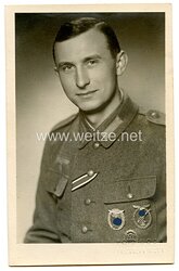 Wehrmacht Heer Portraitfoto, Soldat mit Erdkampfabzeichen und Flakkampfabzeichen