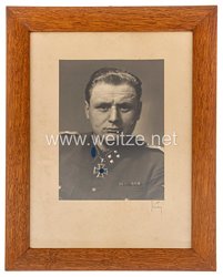 Waffen-SS großes gerahmtes Portraitfoto, Träger des Ritterkreuz des Eisernen Kreuzes SS-Sturmbannführer Wilhelm Dietrich, zuletzt Kommandeur des SS-Polizei-Panzergrenadier-Regiments 3