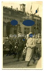 III. Reich - Originalunterschriften von Adolf Hitler und SS-Oberstgruppenführer Sepp Dietrich auf einem Foto 