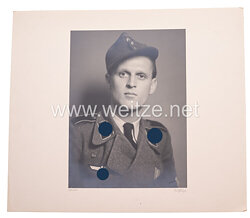 Wehrmacht Heer Portraitfoto, Angehöriger einer Sturmgeschützeinheit mit Ärmelschild