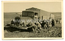 Wehrmacht Foto, russische Freiwillige ziehen einen Deutschen LKW aus dem Morast