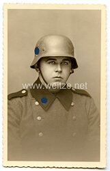 Waffen-SS Portraitfoto, SS-Mann der SS-Totenkopf-Division mit Stahlhelm