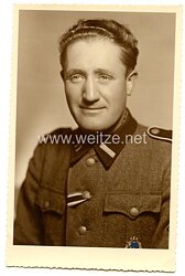 Waffen-SS Portraitfoto, SS-Rottenführer mit Infanterie-Sturmabzeichen